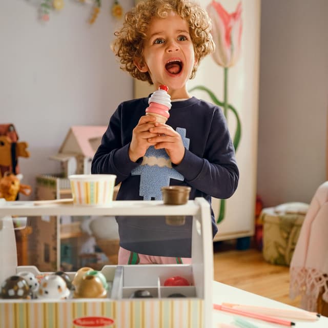 Detalle 2 de Melissa & Doug Eisdiele aus Holz, 28-teilig (mit Spielgeld) – Rollenspiel für Eiscreme im Laden