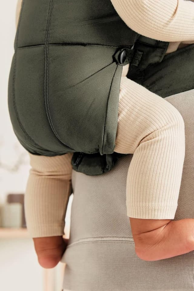 Detalle de BabyBjörn Marsupio Mini in tessuto verde scuro: per neonati e fino a 0-12 mesi