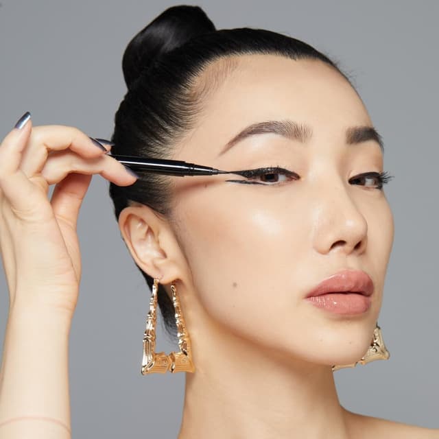 Detalle 2 de NYX Professional Makeup Epic Ink Eyeliner marrone, punta ultra sottile e waterproof