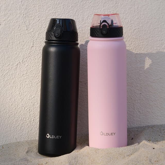 Detalle de Oldley Stainless Steel Water Bottle with Straw (1L) – Vacuum Insulated, Leakproof Sports Flask