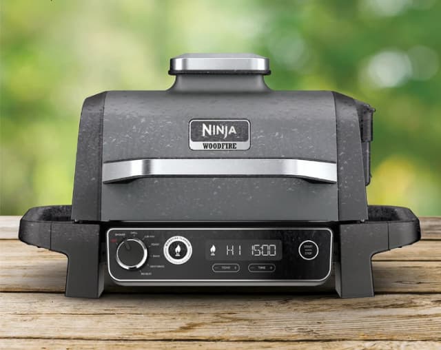 Detalle de Ninja Woodfire Outdoor Grill OG701EU – kompakter Elektrogrill mit Smoker-Box