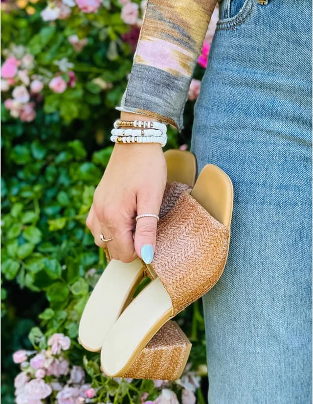 Detalle de Ancomafio heeled raffia sandals for women—chunky block-heel square-toe slip-on mules