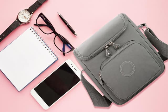 Detalle 2 de FAVORTALK women’s waterproof crossbody bag (21 x 19 x 10 cm) – lightweight multi-pocket phone bag