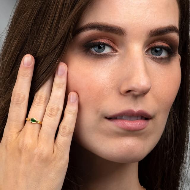 Detalle de namana Bague fine réglable en poire avec zircon vert (laiton plaqué or)