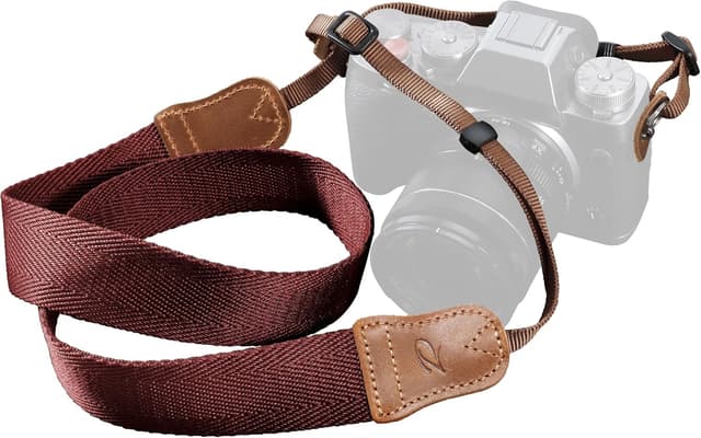 Detalle de Padwa Lifestyle Burgundy Red Camera Strap – Double-layer Crazy Horse Cowhide Ends, 1.5" Wide Cotton Strap