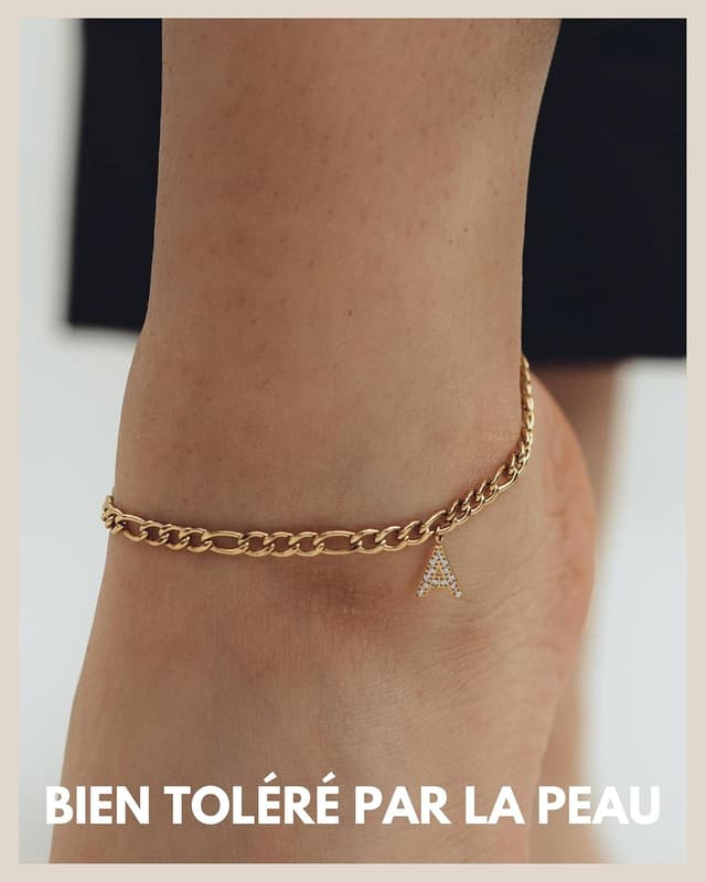 Detalle de GD GOOD.designs EST. 2015 Bracelet de cheville doré 18K avec lettres — chaîne réglable 22–27 cm, acier inoxydable