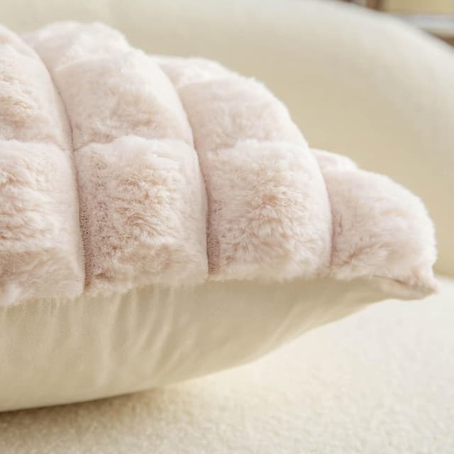 Detalle de Neelvin Beige Faux Fur 22x22 inch Plaid Throw Pillow Covers (Set of 2)