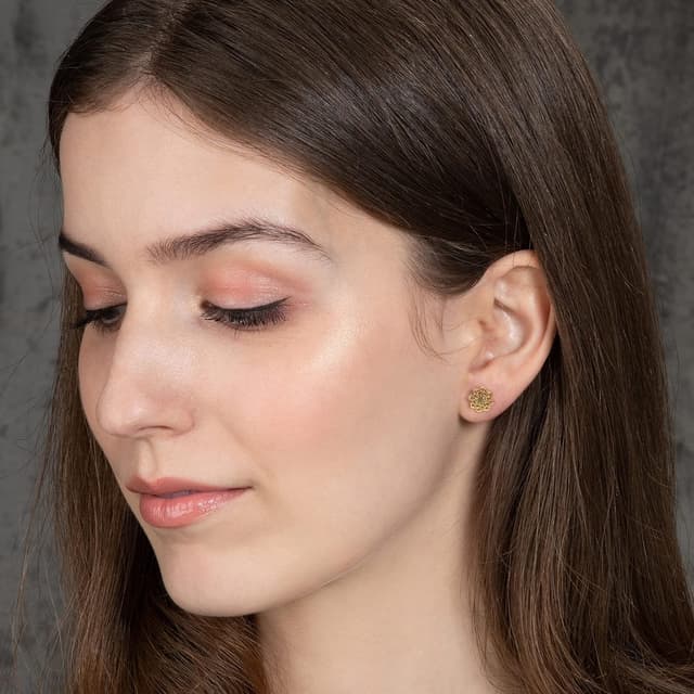 Detalle de Orecchini Namana con Mandala a perno, finitura spazzolata e perni senza nichel e senza piombo