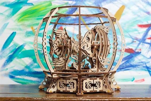 Detalle 2 de UGEARS Acquario Meccanico Puzzle 3D in legno con meccanismo a molla