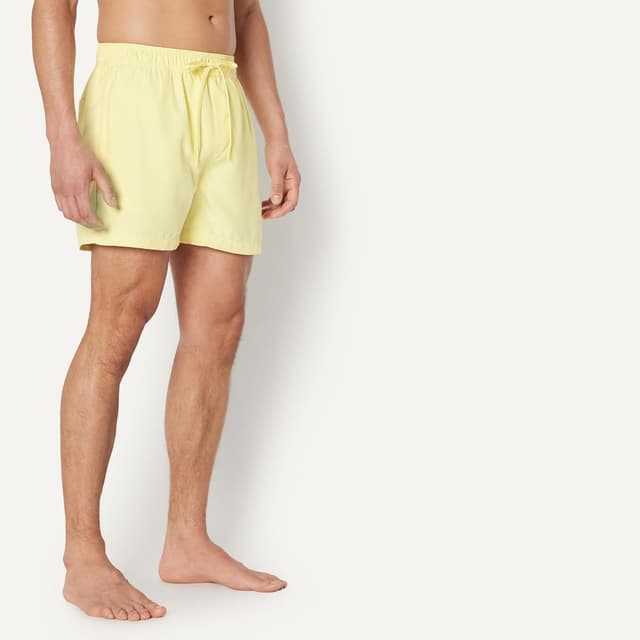 Detalle de Amazon Essentials men’s swimming trunks with mesh lining, pockets and drawstring closure