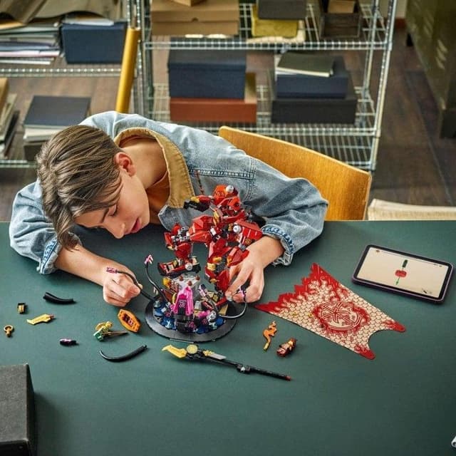 Detalle 2 de Lego Ninjago Meca Caballero del Fuego 996 piezas 40 cm 🧩