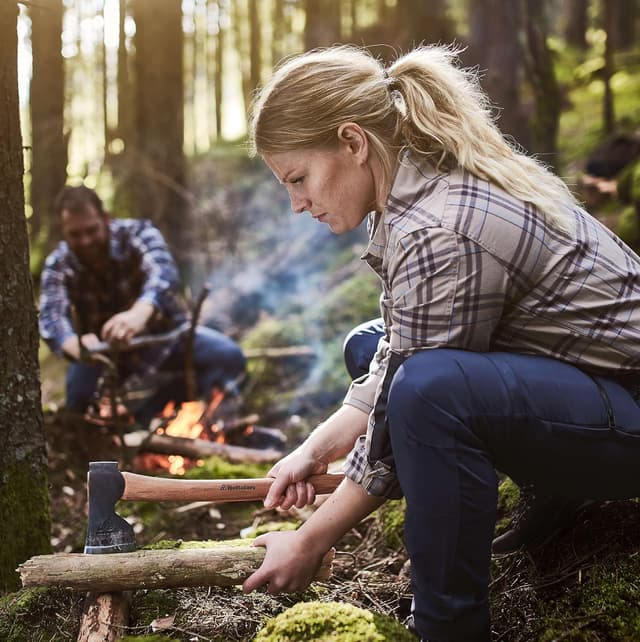 Detalle 2 de Hultafors 841701 Hacha forjada 805 g con mango de nogal 🪓