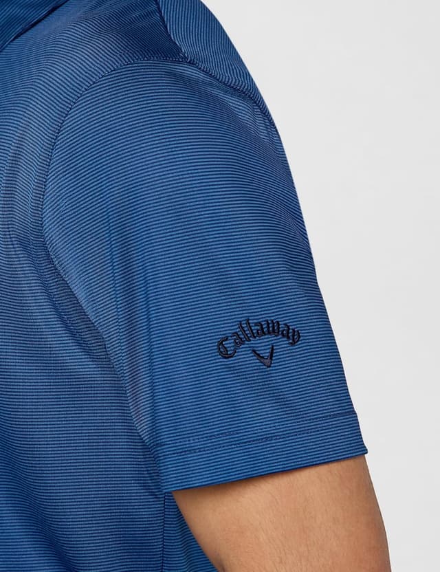 Detalle de Callaway Pro Spin short-sleeve men’s golf polo with moisture-wicking and stretch