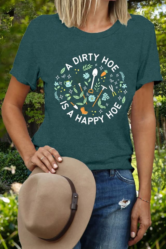 Detalle 2 de Qskall women’s garden T-shirt – “A Dirty Hoe is a Happy Hoe” slogan plant lover tee