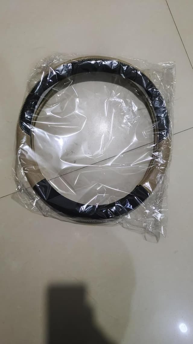 Detalle 2 de Microfibre Leather Steering Wheel Cover Wavy Line Splice X-Stitch (Beige) – universal fit for 37–38cm wheels