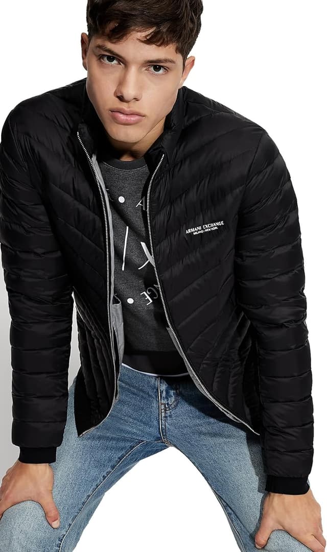 Detalle de Armani Exchange men’s Milano/New York logo down coat with hood
