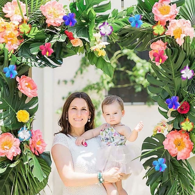 Detalle de UMIKU 60-Piece Tropical Party Decorations Set with Palm Leaves & Hibiscus Flowers