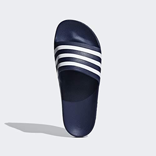 Detalle de adidas Adilette Aqua Slides unisex de secado rápido (Dark Blue/Cloud White), talla 40.5