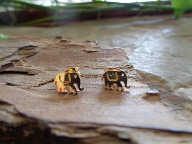 Detalle 2 de Indischer Elefant Gold Ohrstecker aus Edelstahl