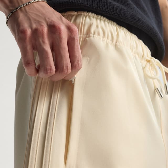 Detalle de adidas Premium Shorts en blanco: shorts de estilo deportivo para el día a día