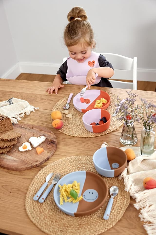 Detalle 2 de LÄSSIG Baby Silikon-Kinderteller „Happy Rascals Heart“ – BPA-frei & bruchfest