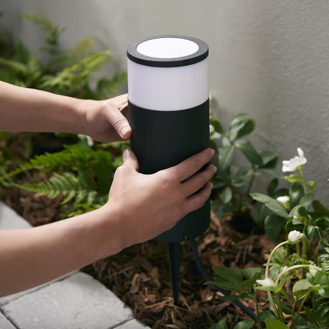 Detalle de Philips Hue White and Color Ambiance Calla palo smart LED per esterni (IP65) da 8W, nero