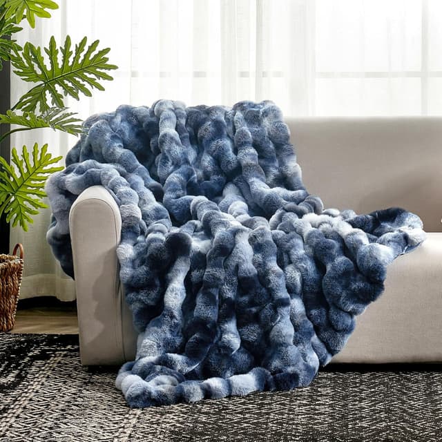 Detalle 2 de Cozy Bliss Faux Fur Throw Blanket 50x60