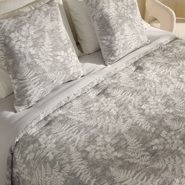 Detalle 2 de Basics de El Corte Inglés edredón reversible Natura con funda de cojín