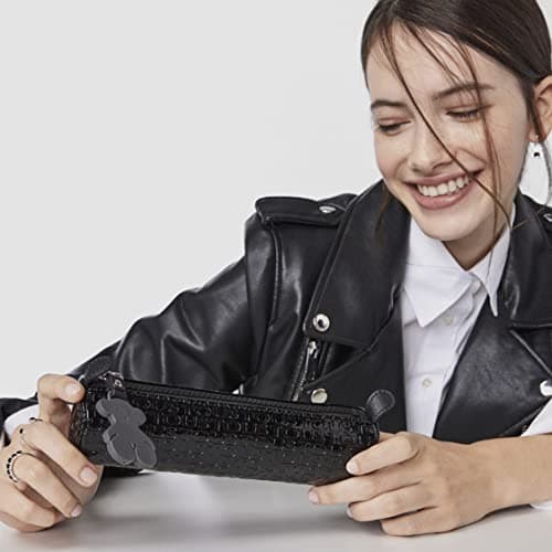 Detalle 2 de TOUS Estuche de vinilo hidrófugo Lindsay (acabado charol) para mujer, 5x17x5 cm