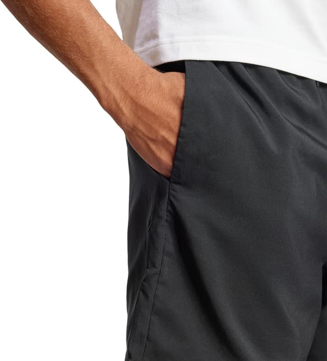 Detalle de adidas Herren Essentials SMALL Logo Chelsea – Small-Logo-Schnitt mit Kordelzug