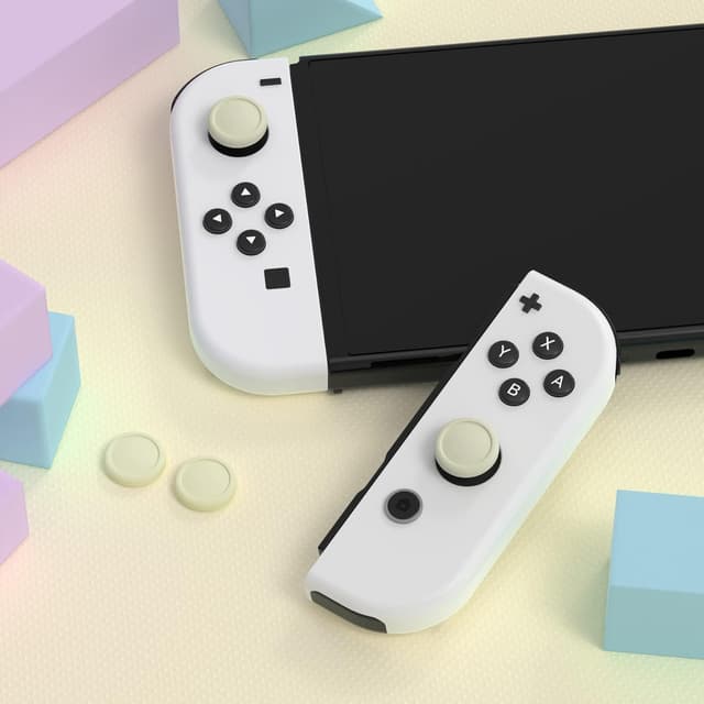 Detalle de eXtremeRate PlayVital joystick caps (silicone) for Nintendo Switch Lite / Switch OLED Joy‑Cons – Antique Yellow