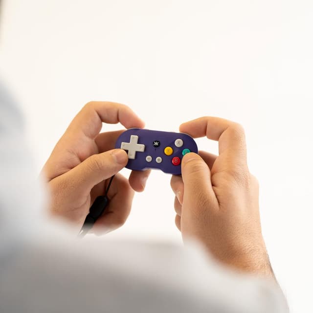 Detalle 2 de CRKD ATOM Retro Purple keychain controller