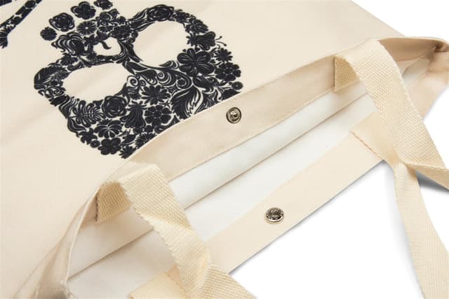 Detalle de StyleBREAKER borsa in tessuto con stampa teschio beige, con chiusura a clip