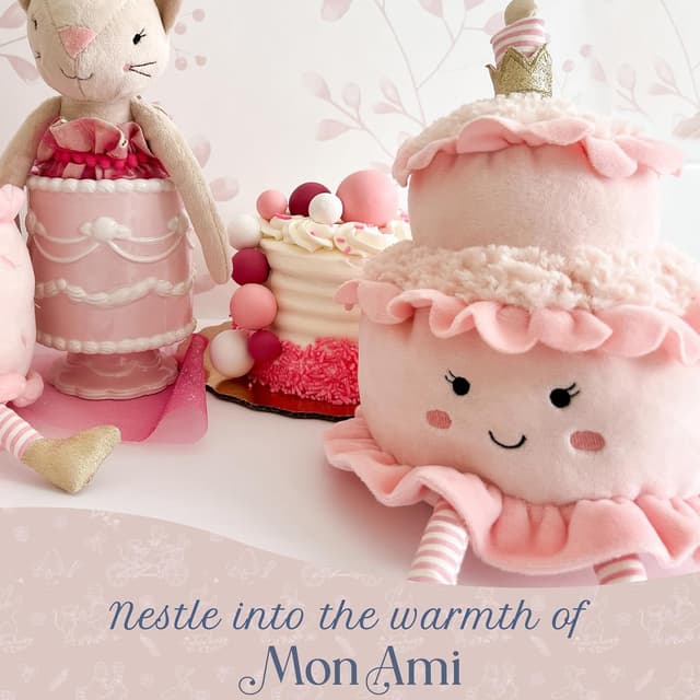 Detalle de MON AMI Layer Cake 9-inch dessert plush toy – two-tier cake design for cuddles, pretend play and party décor
