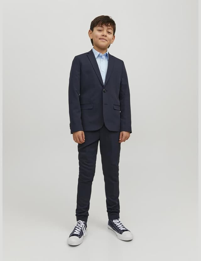 Detalle de JACK & JONES Boy JPRSOLAR Junior-Set: einreihiger Blazer und Hose für einen gepflegten Auftritt