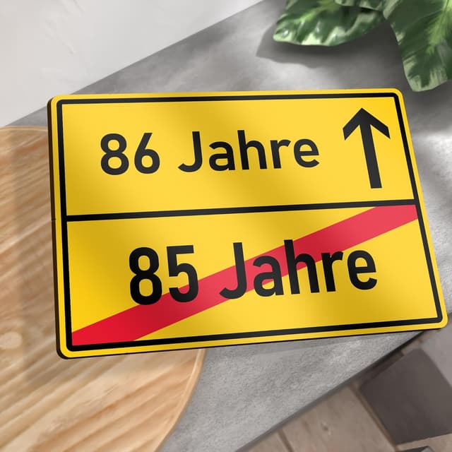 Detalle 2 de Holzkarte zum 86. Geburtstag mit Ortsschild-Motiv und Umschlag – handgefertigte Geburtstagskarte