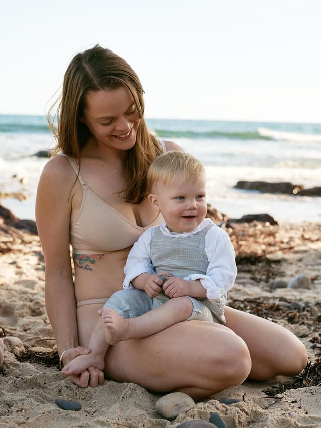 Detalle 2 de MOMANDA seamless nursing bra bralette (wireless, non-padded) for breastfeeding and sleep