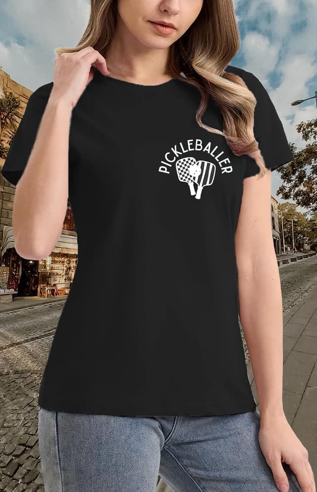 Detalle de Qskall women’s pickleball T-shirt – soft paddleball tee with racket pattern