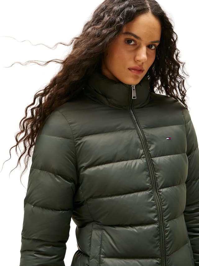 Detalle de Tommy Jeans women’s essential hooded down coat with faux fur trim