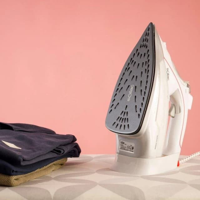 Detalle de Solac Optima plancha de vapor 3000W con suela cerámica y vapor hasta 180 g/min