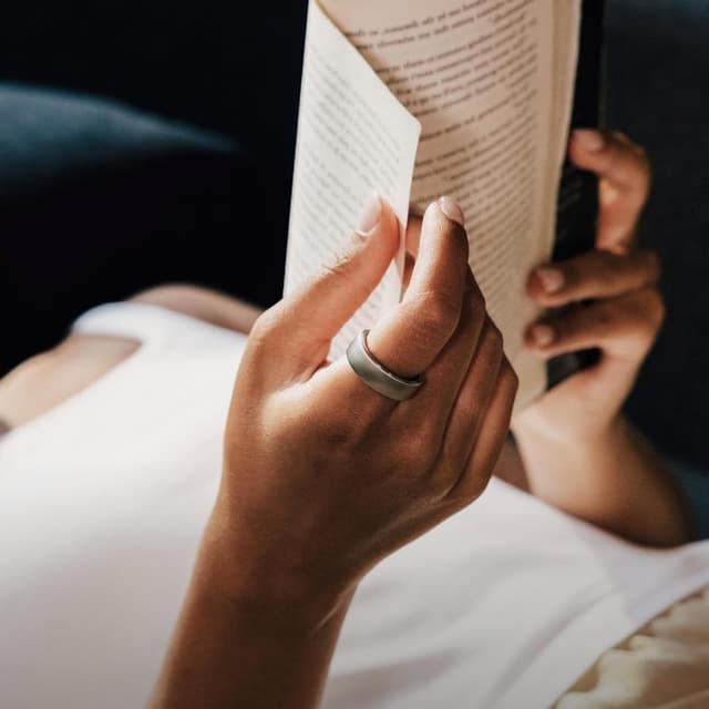 Detalle 2 de OURA Gen3 Horizon Smart-Ring (Größe 13) – Brushed Titanium Smart Ring für Schlaf-, Herzfrequenz- und Fitnesstracking