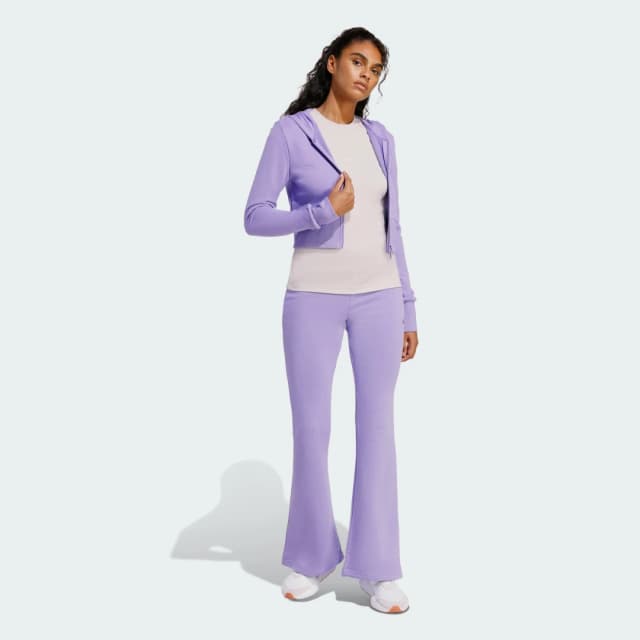 Detalle de adidas Seasonal Essentials, chaqueta felpa violeta