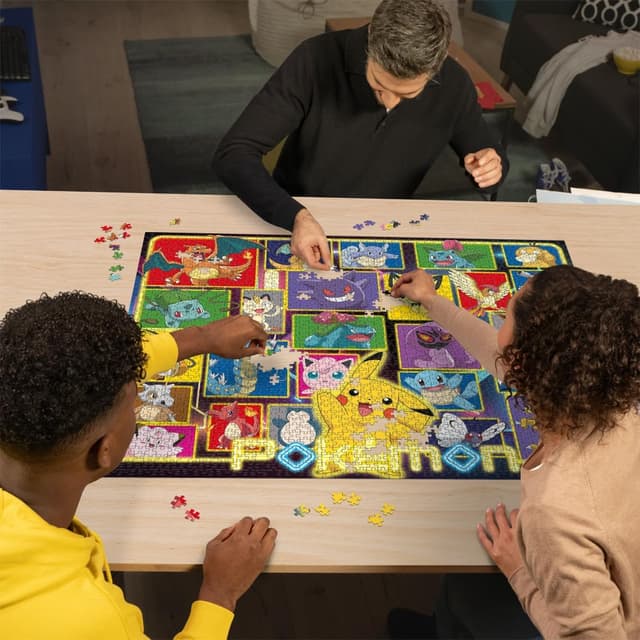 Detalle 2 de Ravensburger Puzzle 12001130 „Leuchtende Pokémon“ – 2000 Teile Puzzle für Erwachsene & ab 14 Jahren