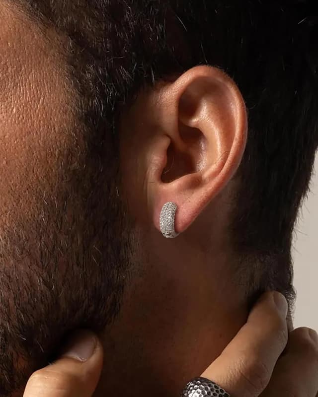 Thumbnail 4 de HANLI Orecchini uomo a cerchio (huggie) in argento 925 / oro placcato 14K con zirconi cubici anallergici