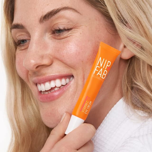 Detalle de Nip+Fab Vitamin C Fix Crema Occhi 10% (5% Vitamina C) illuminante e levigante da 15 ml