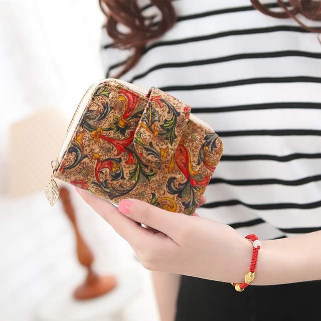 Detalle de Boshiho Vegan Cork Wallet with Zipper Pocket and 8 Card Slots (Women’s Purse)