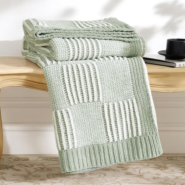 Detalle de Amélie Home Checkered Knit Throw 50"x60" 🛋