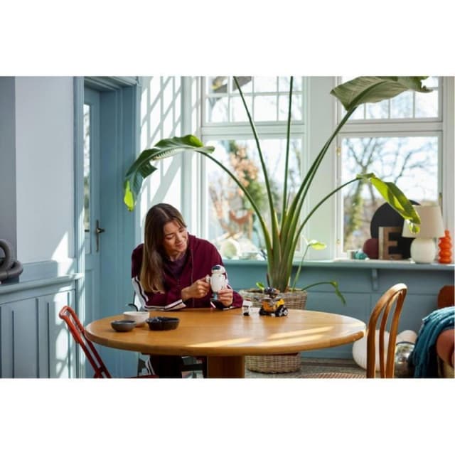 Detalle de LEGO Disney WALL-E y EVE set de construcción con figuras móviles (811 piezas)