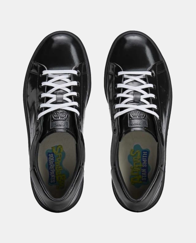 Detalle 2 de adidas Stan Smith Bob Esponja para Mujer, zapatilla casual de edición limitada
