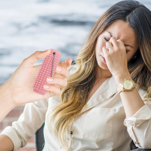 Detalle de XNJAMG Little Ouchies Fidget Toys spiky pain-stim keychain for stress and anxiety relief (1 pc, Black)